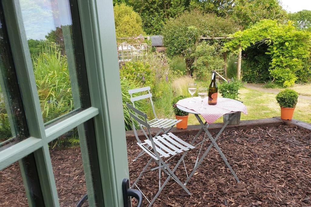 The Bothy Near Tenby, Big Projector Screen, Four-Poster Bed, On-Site Hot Tub Access Via Spa Pack, Breakfast Exterior foto