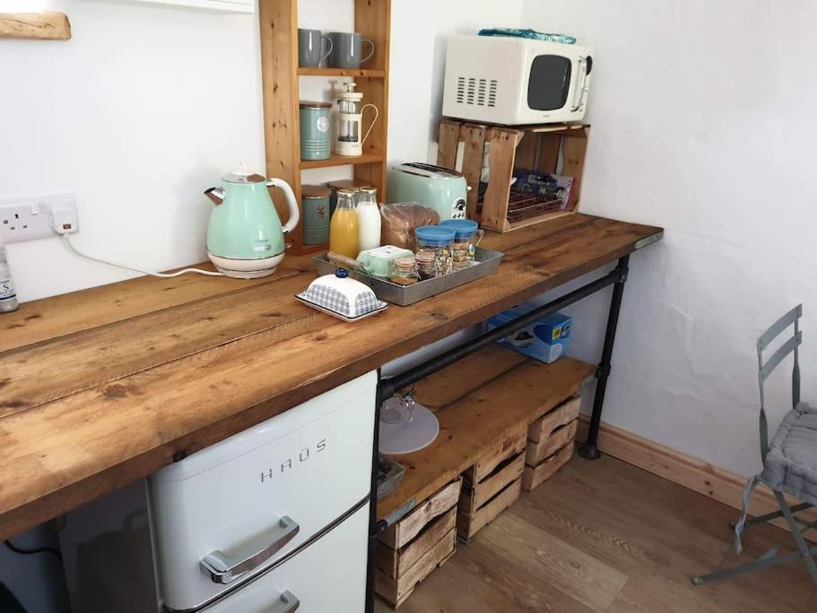 The Bothy Near Tenby, Big Projector Screen, Four-Poster Bed, On-Site Hot Tub Access Via Spa Pack, Breakfast Exterior foto